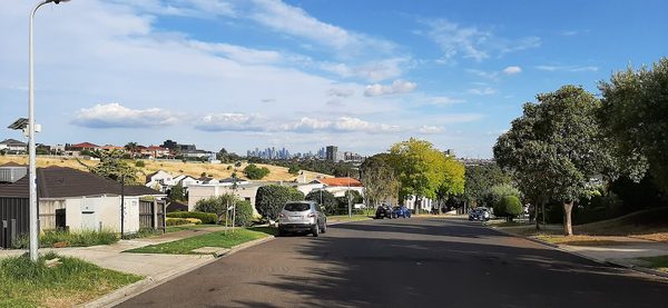 Singles in Avondale Heights: view of the city