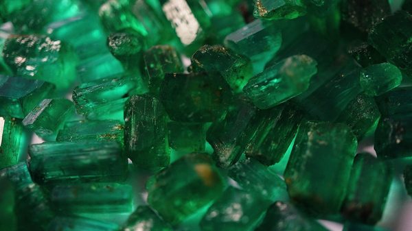 Singles in Emerald: view of the city