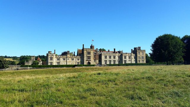 Singles in Penshurst: view of the city